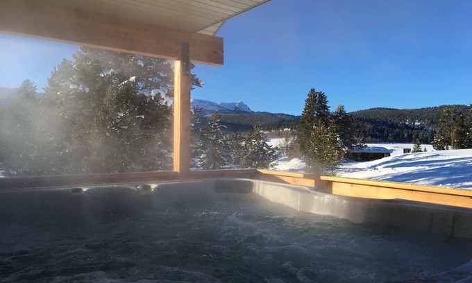 Lazy Acres Casa | Imagine las vistas perfectas de Lionshead desde una bañera de hidromasaje para 6 personas y varias salas de estar