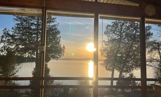 South Hero Casa | RELAXING ISLAND GETAWAY - WATERFRONT BEACH AND SKI HOUSE ON LAKE CHAMPLAIN