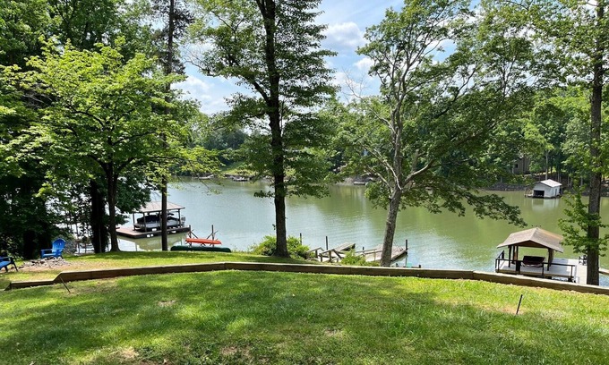 Steele Creek Cabaña | Relaxing Lakefront Cottage Escape on Lake Wylie