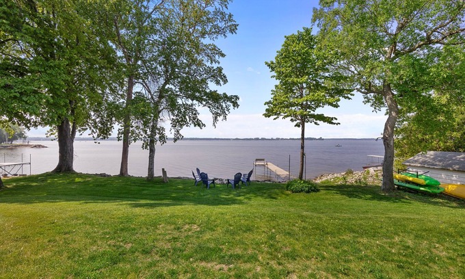 Sturgeon Bay Cabaña | Relaxing Lakefront Cottage, Kayaks, Bikes, Fishing