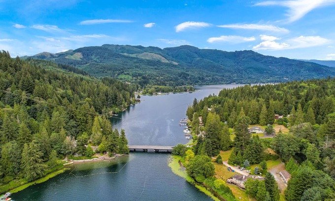 Bellingham Casa | Relaxing Lakeside Bungalow, Walking distance to Lake Samish Park