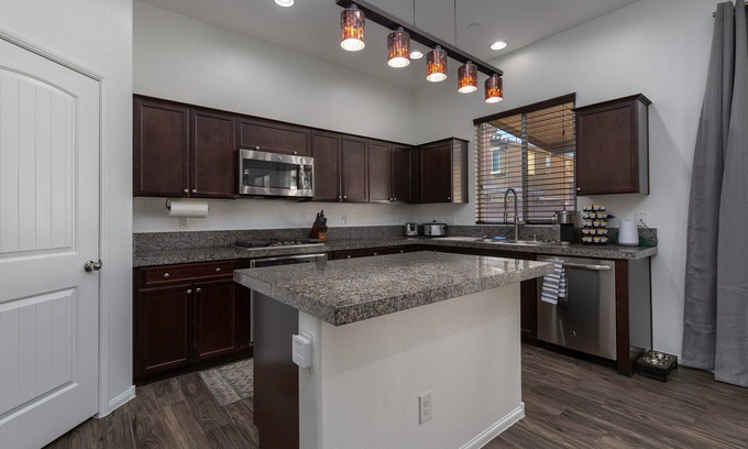 North Las Vegas Casa | Relaxing large home near VA hospital, air force base and Las Vegas strip 8 adult