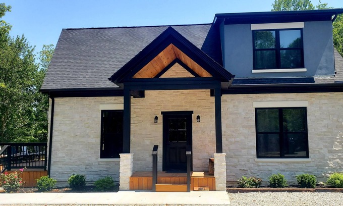Logan Cabina | Relaxing luxury lodge, 4-bedroom retreat with WiFi, AC in Logan