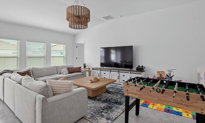 Winter Haven Casa | Relaxing Oasis - 4 bar, Alaskan King Bed, Grill & Games