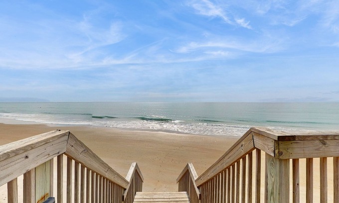 McCutcheon Field Condominio | Relaxing oceanfront condo with pool, gym, kitchen, and WiFi