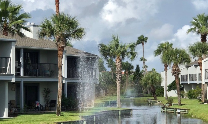 St. Augustine Beach Condominio | Escapada relajante con vista al mar: Sea Winds Beach Condo