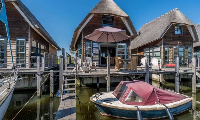 De Heen Casa | Relajarse en la terraza, relajarse en la sauna o tomar algo junto a la chimenea de gas; esta agua vill