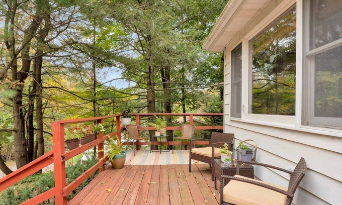 Greentown Cabina | Relaxing Pocono Getaway w/Lake Wallenpaupack access & Kayaks, Wifi, A/C, Firepit