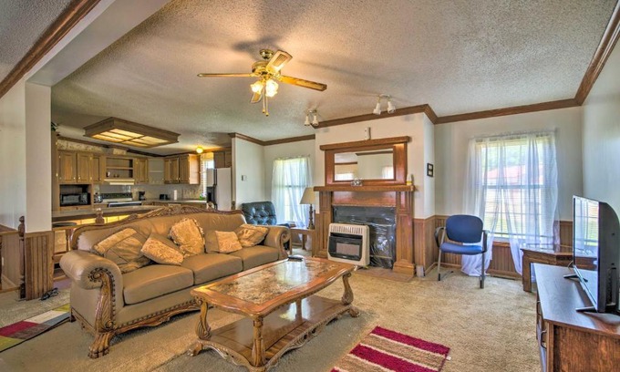 McCondy Casa | Relaxing Prairie Home, 29 Mi to Starkville!