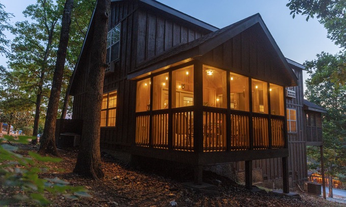 Reeds Spring Cabina | Relaxing, quiet cabin with jacuzzi, arcade and golf