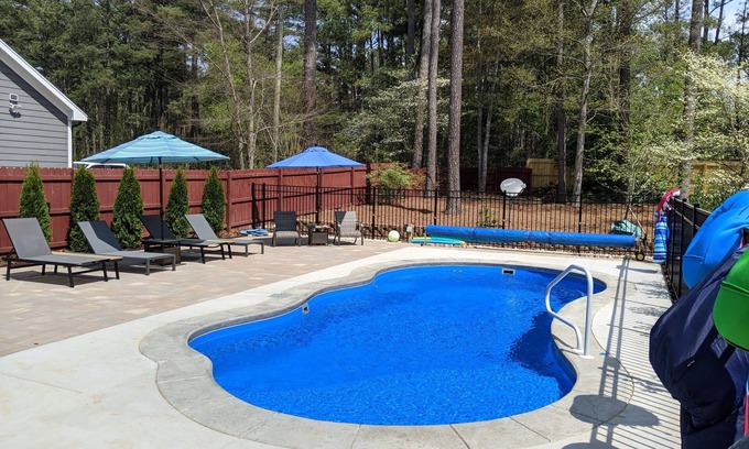 Northwest Raleigh Casa | Relajante North Raleigh Ranch con bañera de hidromasaje, porche cubierto, fogón, camas King