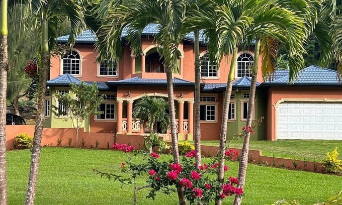 Seaford Town Casa | Relaxing retreat at Paradise Palms Estate. Minutes away from Appleton Estate.