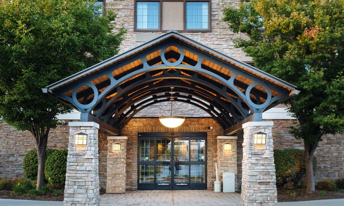 Maumee Apartamento | Relaxing Retreat in Maumee | FREE Breakfast + Fitness Center + Shared Pool