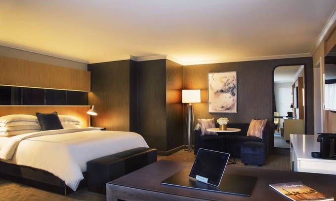 Bloor-Yorkville Hotel | Relaxing Retreat in Toronto's Yorkville district, Pet-Friendly & Swimming Pool