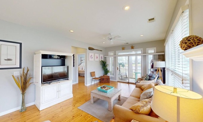 Litchfield by the Sea Villa | Relaxing Retreat by the Lake