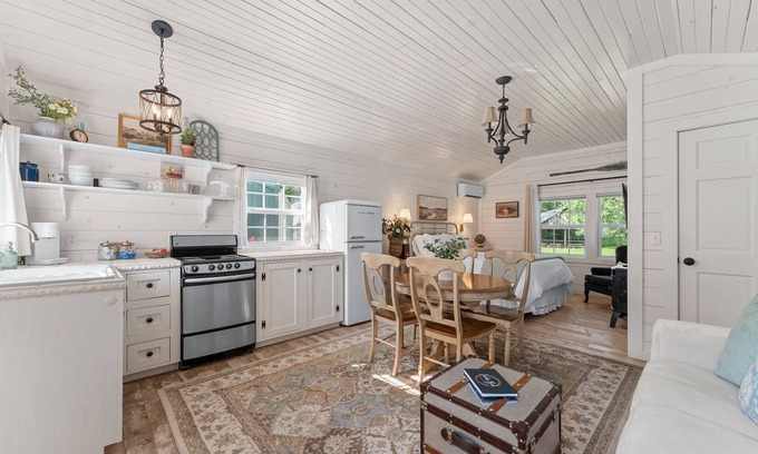 Blue Eye Cabaña | Relaxing Retreat | Woods, WiFi, Porch, and Serenity