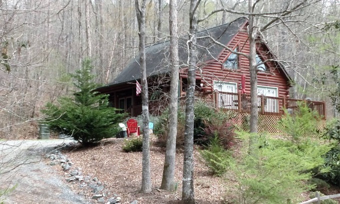 Rutherfordton Cabina | La relajante cabaña de troncos 'Riverdance' está a 2, 7 millas del Tryon Equestrian Resort