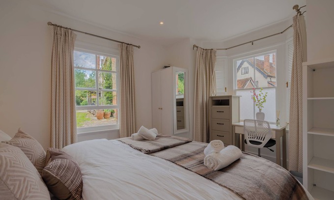 Newbury Cabaña | Relaxing Riverfront Cottage with Private Terrace