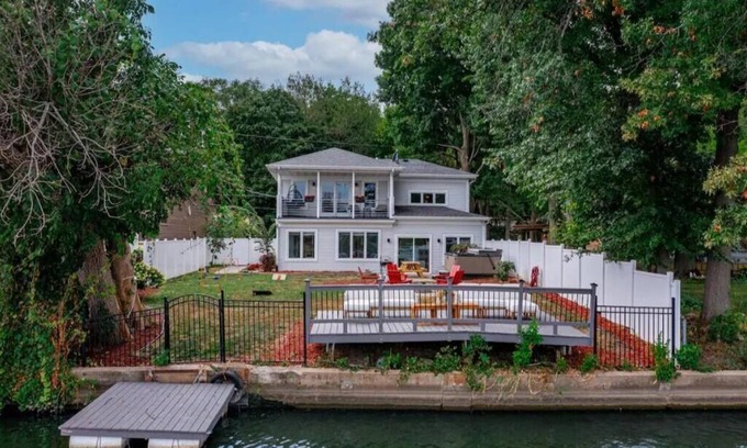Loves Park Casa | Relaxing Riverside Stay w HotTub