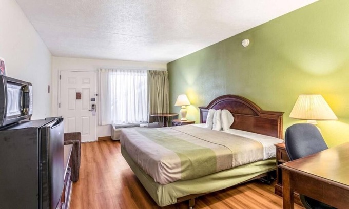 Edgewood Hotel | Relaxing Room Near Ripken Stadium w/ Free Breakfast & On-Site Restaurant