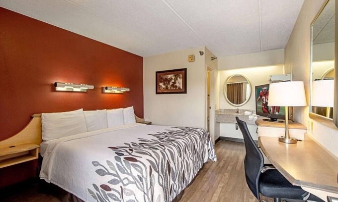 Canton Casa | Relaxing Room Near Akron-Canton Airport, Ideal for Travelers on the Go