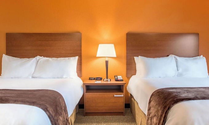 West Valley City Hotel | Relaxing Room w/ In-Room Kitchen & Comfy Bedding! Near Maverik Center! Pets Allo