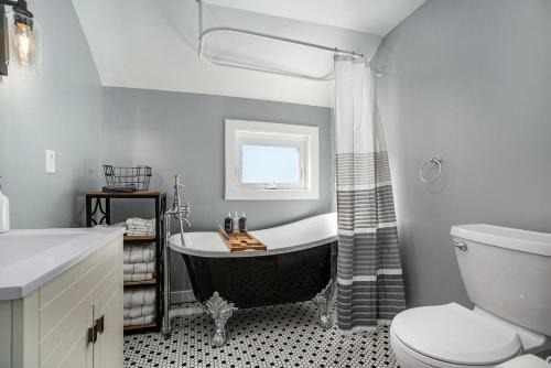 Benzonia Casa | Relaxing Ski & Soak Getaway