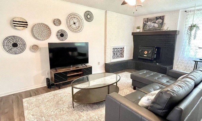 Bentonville - Fayetteville Casa | Relaxing, Spacious, Quiet, Ranch-style Getaway