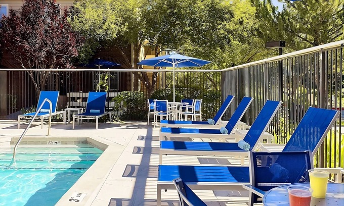 Flagstaff Hotel | Relaxing Stay! 2 Modern Units, Near 12th Tee Box, w/ Outdoor Pool, Pet-Friendly