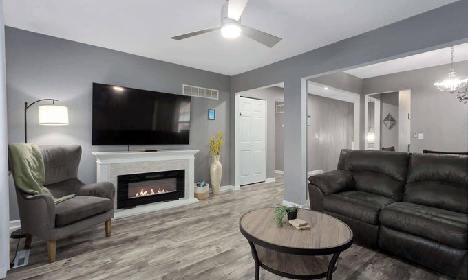 Lenexa Casa | Relaxing Townhome in OP|4BR all KING beds