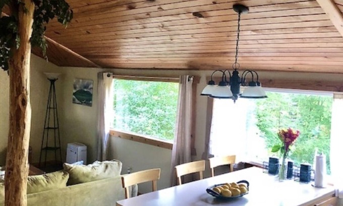Campbellsport Casa | Relaxing Tree house on the lake!