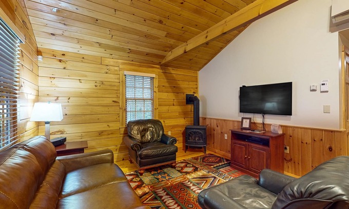 Northport Cabina | Relaxing two-bedroom dog-friendly cabin with fireplace, AC, hiking & fun