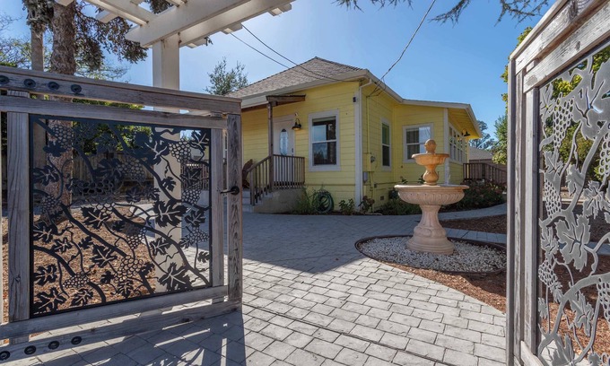 Graton Casa | Relaxing Vineyard View, Rooftop Deck & Game Room