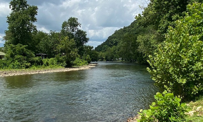 Elizabethton Cabina | Relaxing waterfront cabin with a loft!