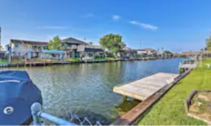 Galveston County Casa | Relaxing Waterside Home w/ Dock & Extra Suite