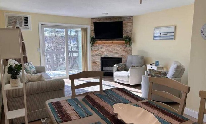 Laconia Casa | Relaxing Winnipesaukee Condo!