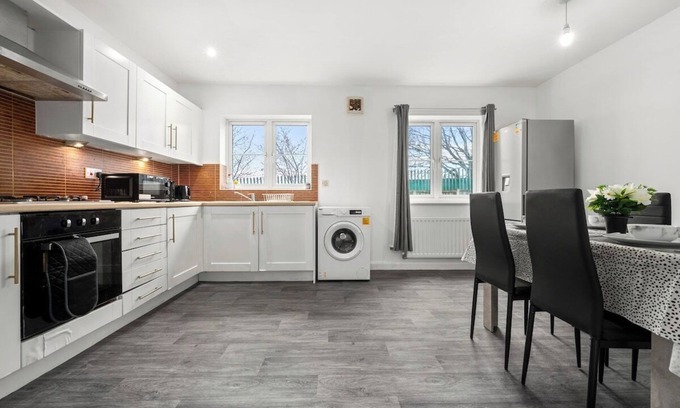 Failsworth Casa | Relocators Month Stays Business