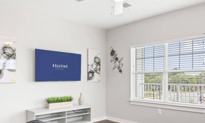 Paw Creek Apartamento | Reluxme | 2BR Oasis Near Airport & Attractions