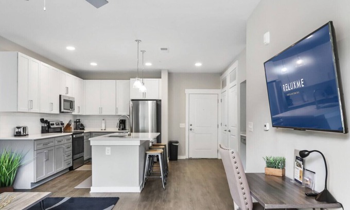 Paw Creek Condominio | Reluxme | Elegant 1BR Near Airport & Dining