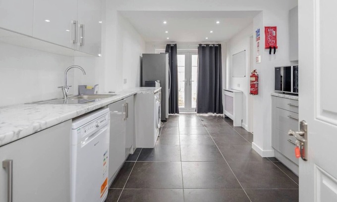 Basildon Casa | Remaj Accommodation, 4 Bedrooms, 6 Beds , sleeps 7 & free residential parking