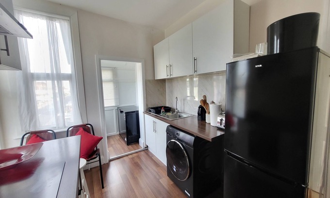 Westcliff-on-Sea Casa | Remarkable 1-bed House the Entire First Floor