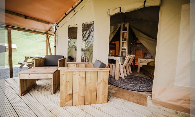 Llanidloes Cabina | Remarkable 2-Bed Safari Lodge in Llanidloes