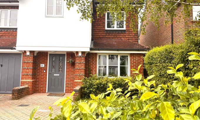 Horley Casa | Remarkable 5-bed House in Horley