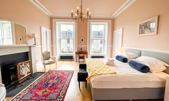 Tollcross Apartamento | Remarkable 5BR Townhouse with Garden, Sleeps 12