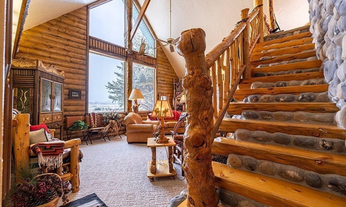 Cody Cabina | Remarkable views of Cody & the surrounding mountains, few mins to Downtown Cody.