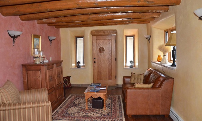Truchas Casa | Adobe remodelado de 120 años, en el histórico pueblo de Nuevo México