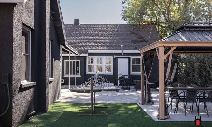 West Second Street Historic District Casa | Remodeled 1920s Bungalow & Retro Casita