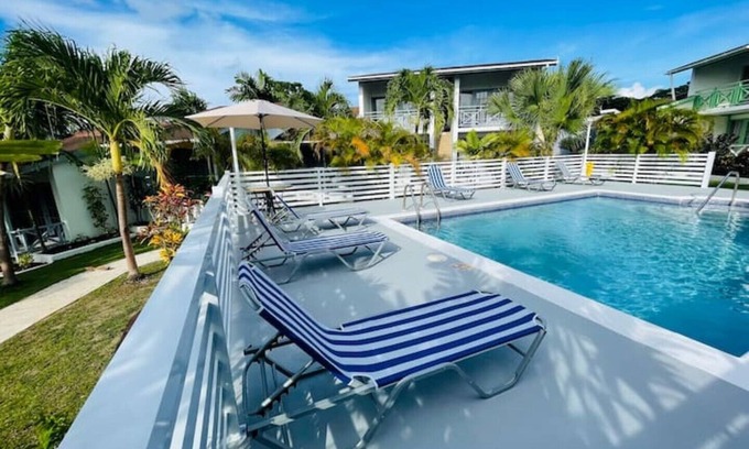 Sunset Crest Apartamento | Remodeled 1BR Suite - 5 min walk to the beach!