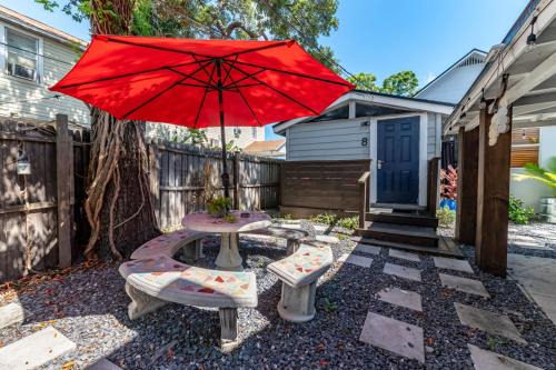 St. Petersburg - Clearwater Apartamento | Remodeled 2BR Apartment w/Garden Deck