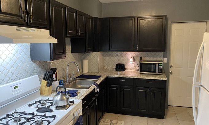 Wilmington Casa | Remodeled 3 bdr 1b house with full backyard and deck